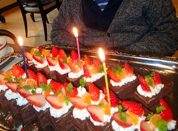 3階のお誕生日会スタッフブログＡＬＳＯＫ介護株式会社