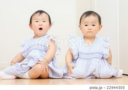 可愛すぎて癒される〜」と大反響！「ほっぺにチュウ」する双子ちゃんが尊すぎて悶絶する人が続出！ 赤ちゃんのバズり動画 たまひよ