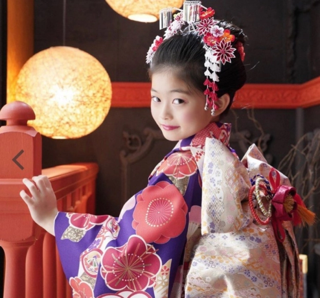 七五三7歳👘♡ お子様の雰囲気に合わせてタイトめなポニーテールに ボリューミーなお花の飾りを🌼 お任せありがとうございました♡hairhairarrangeヘアアレンジzakiアレンジbridalbridalhair結婚式結婚式ヘア編み込みヘアママ美容師 豊橋美容院 七五三