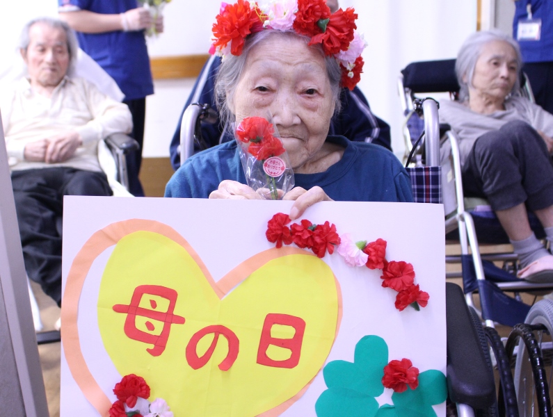 202年5月8日 日 「母の日イベント」ブログ介護付有料老人ホーム サニーステージ