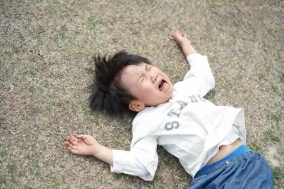 赤ちゃん「何でもポイポイ投げる」の謎。やめさせるべき？注意の仕方は？ 小児科専門医監修Baby-mo ベビモ