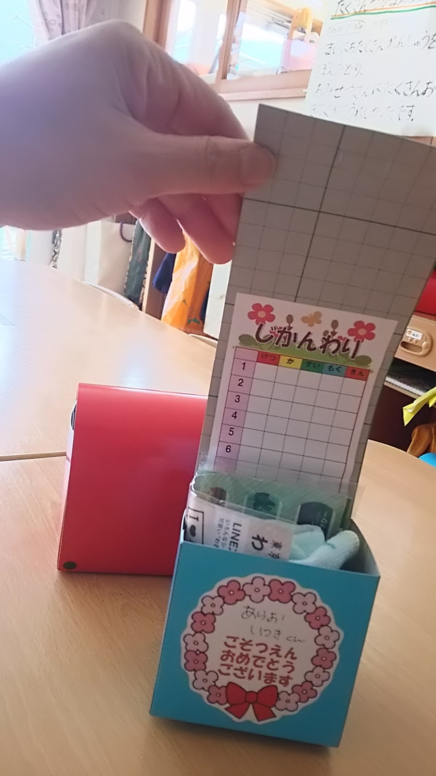 お花 の ネックレス 簡単でかわいい💕お花のネックレス・:*:✿ 在園児から 卒園児にプレゼントします❁*ஐ❀お別れ会保育 手作りおもちゃ 保育園 保育士 nurture nurseryteacher handmadehandmadetoy 100均ダイソーセリア子育て子どもこども子供製作