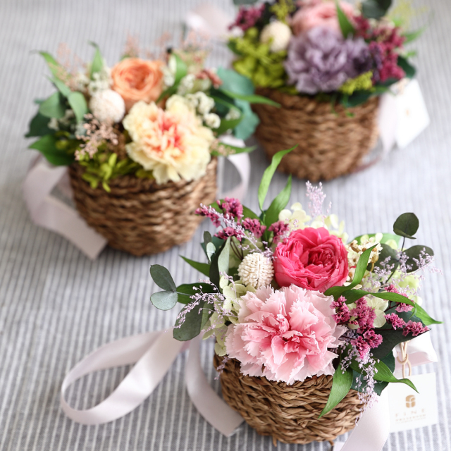 楽天市場 プリザーブドフラワー 結婚記念日 フラワーボックス プロポーズ 枯れない花 プレゼント 妻 枯れない花 プリザーブドフラワー フラワーボックス名入れ対応 両親 バラ ブリザードフラワー 豪華 高級 名前入り ボックスアレンジ おしゃれ 結婚祝い 華やか : CLEIS