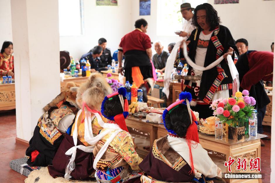 天津の夫婦が雲南省のチベット族村落でチベット式結婚式--人民網日本語版--人民日報