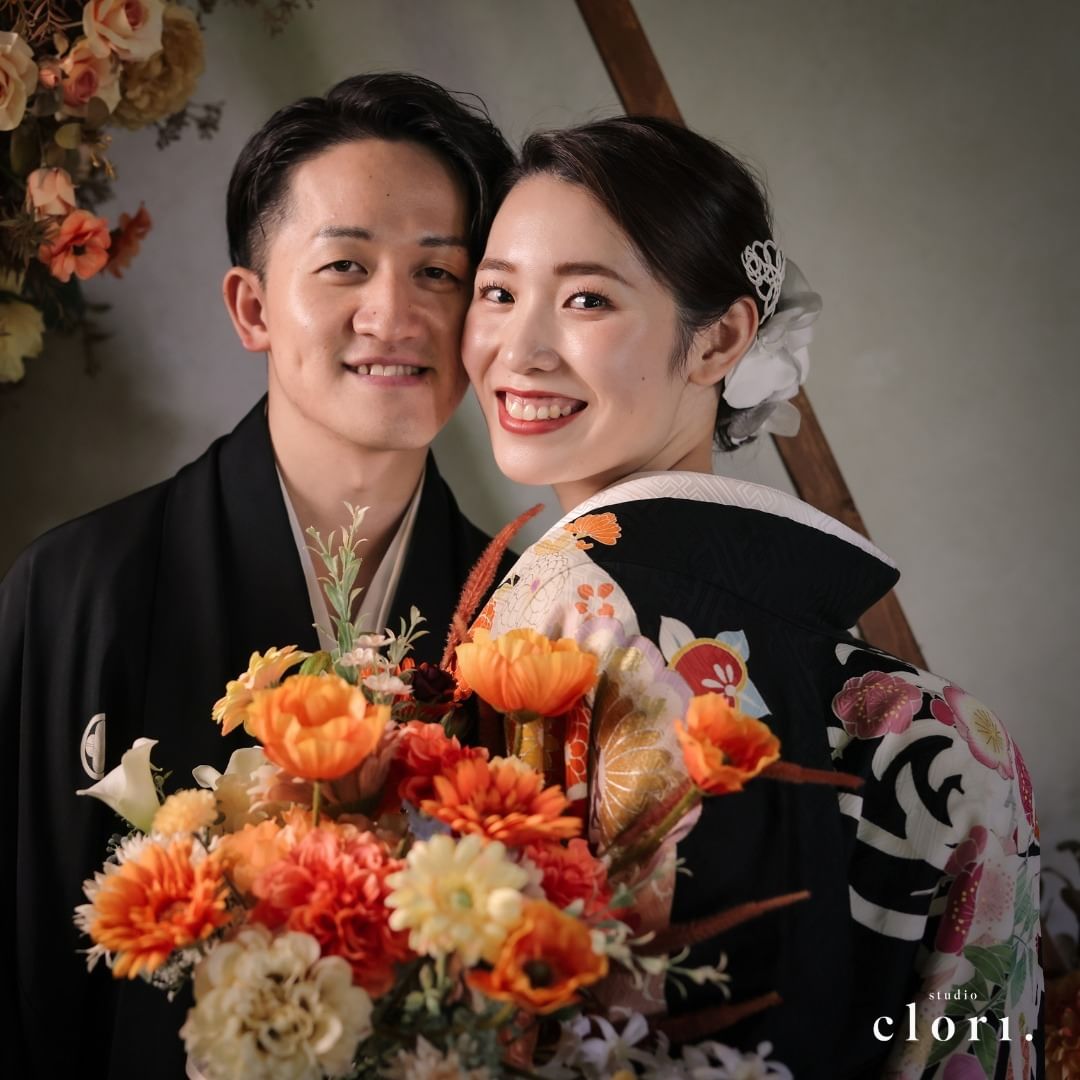 富山能楽堂ならではのショット📸 .前撮り 和装フォトウェディング 和の花嫁 花嫁髪型 結婚式前撮り 花嫁髪型 プレ花嫁 卒花嫁白無垢 打掛和装髪型 前撮りレポ 富山フォトウェディング 富山結婚式準備結婚式相談 紋付袴 新郎新婦コーデ能楽堂 japan