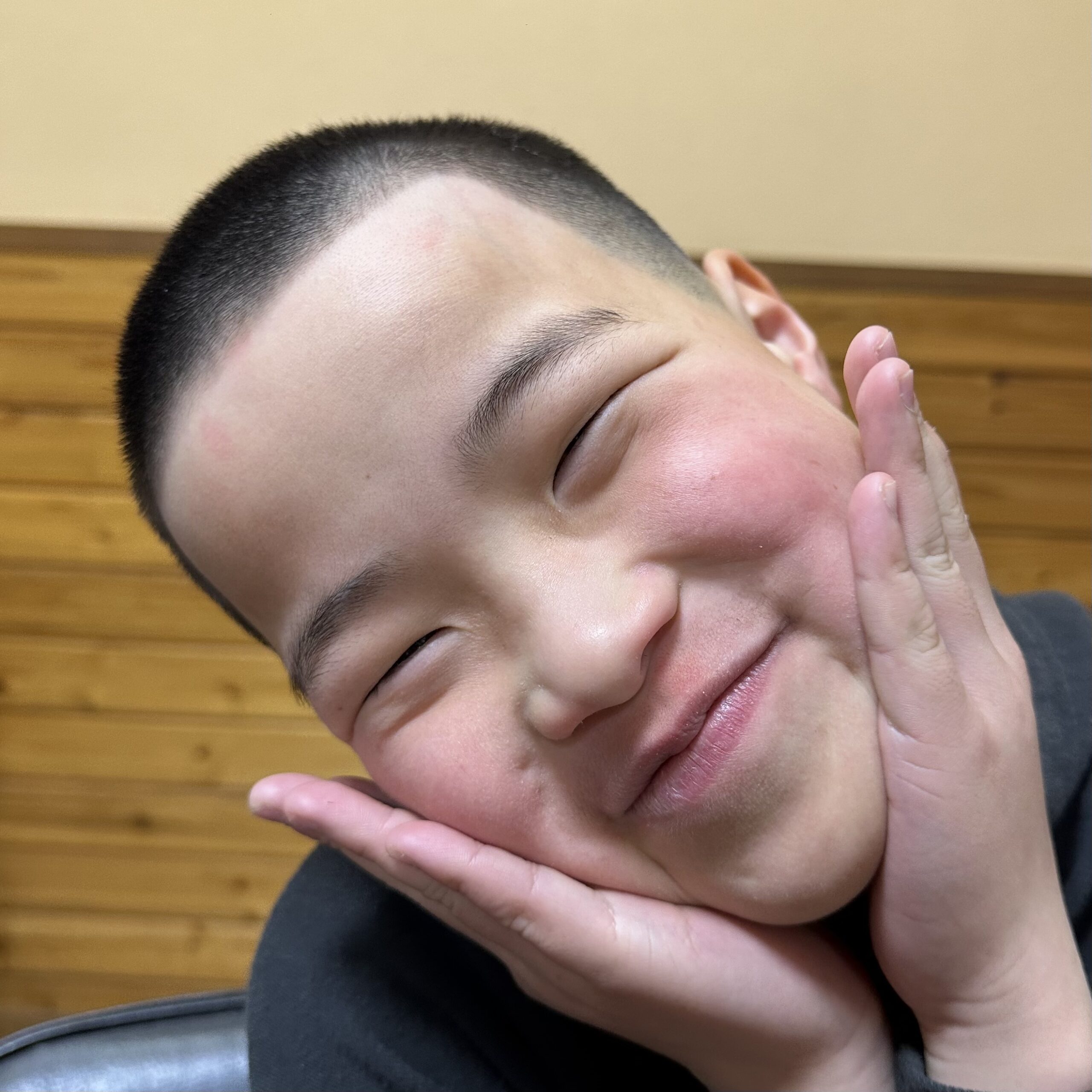 いよいよ小学生じゃね〜卒園式前の気合い入れ👍 やはり、子供はじゃんじゃん大きくなる😂 さぁ次のステップじゃね〜キッズカット バズフェードバズカット坊主坊主フェードヘアーサロン中央館 キッズ中央館 延岡理容室 宮崎barber 理容室 ツイストパーマ