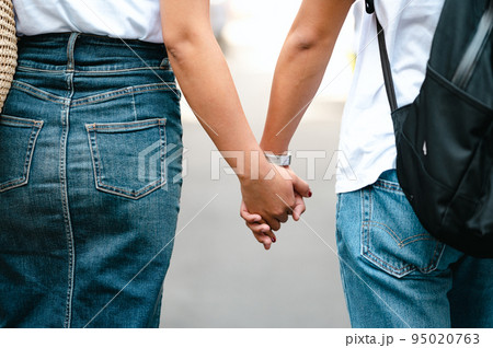 136,797 手をつなぐ カップル Stock Photos, High-Res Pictures, and Images - GettyImagesデート