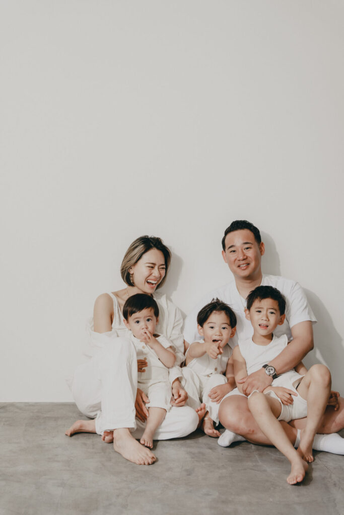 アンティークスタジオで撮るカジュアルな家族写真-シックスタジオ編-フォトスタジオチェルシー埼玉県入間市のおしゃれな写真館