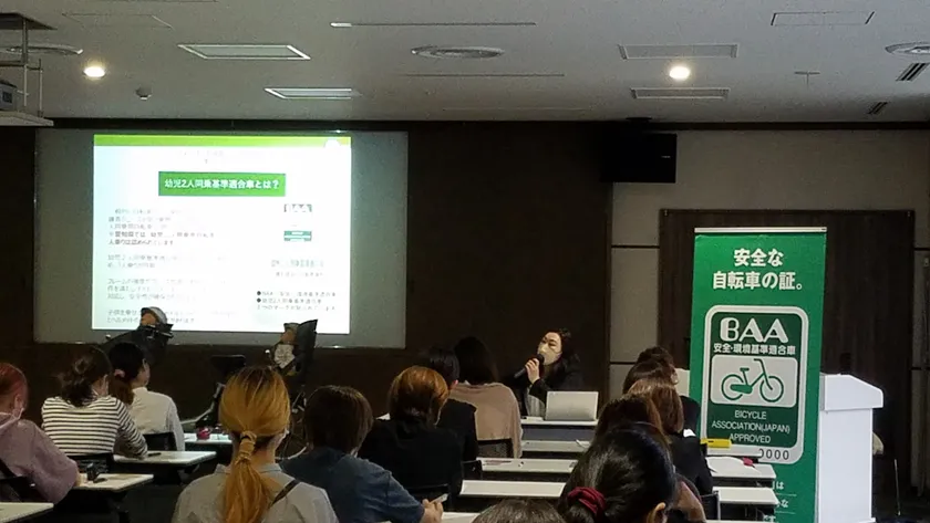 重いけど重くない!? 子供乗せ電動アシスト自転車はコツを掴めばスタンドもラクに立てられるバイクのニュース