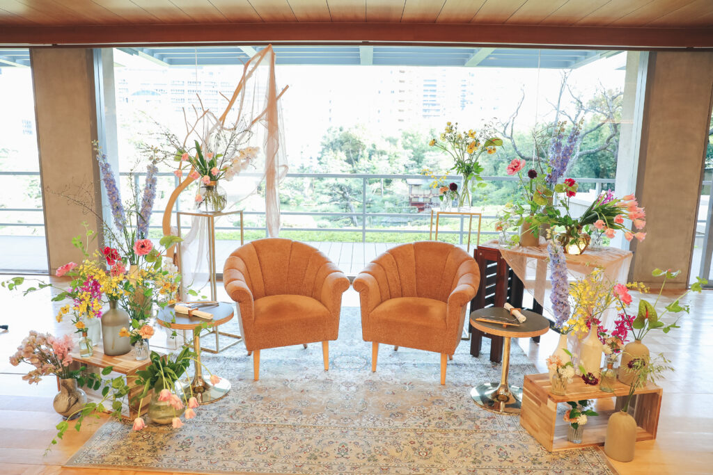 センス良すぎる高砂ソファ＆チェア をご紹介✍️ こんばんは！ウエディングパークのハナレポ編集部です💁 . 今回ピックアップしているのは高砂✨高砂ソファに最近は高砂チェア で不揃いな椅子を用意される方も増えてきた印象です！ これから用意される方はぜひ参考