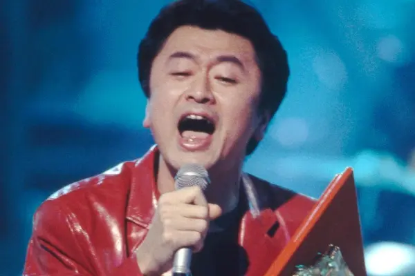 桑田佳祐の実家と家族。父母と義姉・えり子の影響。学生時代と若い頃の逸話 - FES ROCK