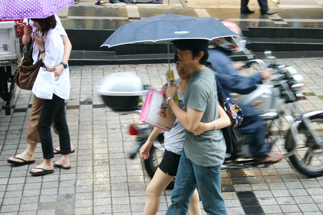 フリー写真相合傘する外国人のカップルパブリックドメインQ：著作権フリー画像素材集