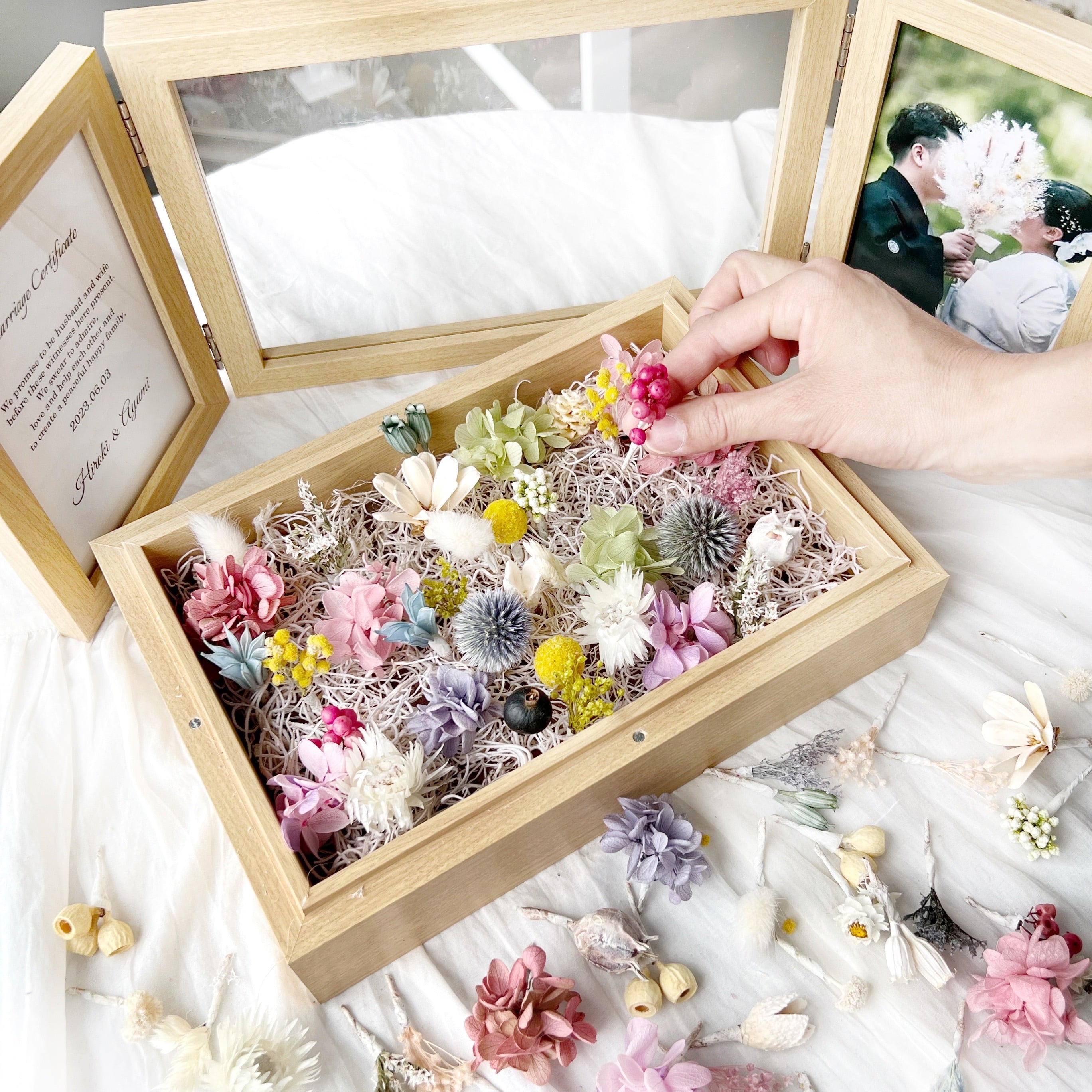 結婚証明書フラワーボックスDIY 前々からいいなぁと思ってたドライフラワーの結婚証明書！なんと、前担当プランナーさんからも「これ、新婦さん好きそうですよね」って提案されてたのです！😳その言葉に背中を押され？結婚証明書はゲスト参加型のフラワーボックスを作る