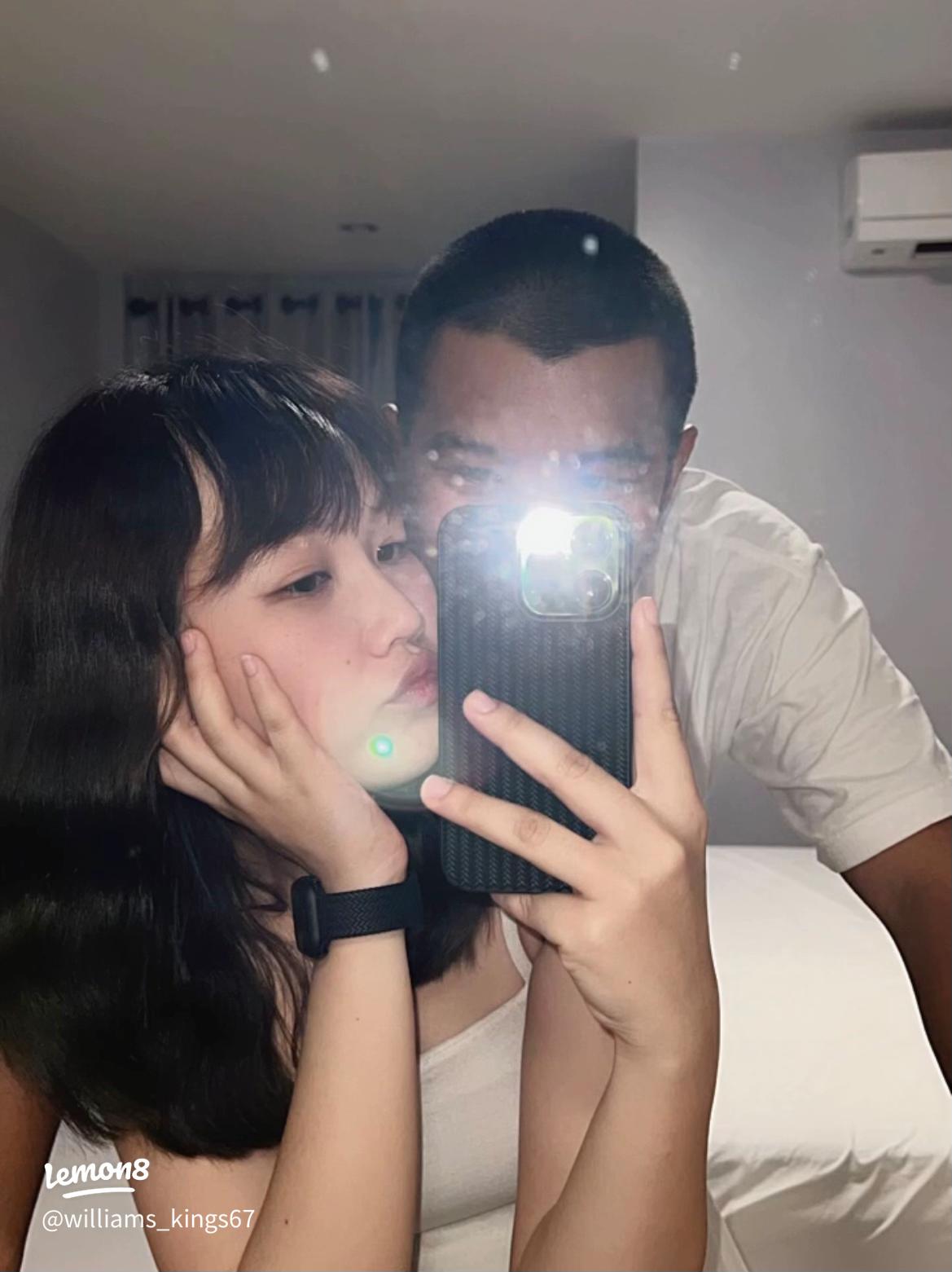 鏡越しのカップルの写真・画像素材-Snapmart スナップマート