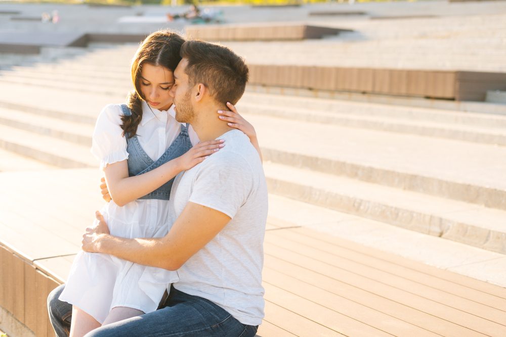 彼氏の膝の上に乗る キスTikTok