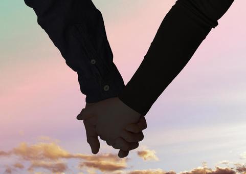 手を繋いでいるカップルの正面図無料写真