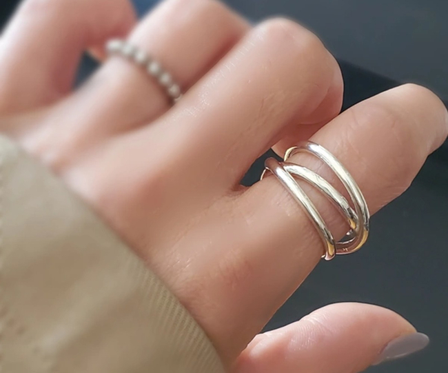 いつもの結婚指輪にファッションリングを重ね付けして4倍楽しむ方法 - 婚約指輪と結婚指輪のセレクトショプ VEIL