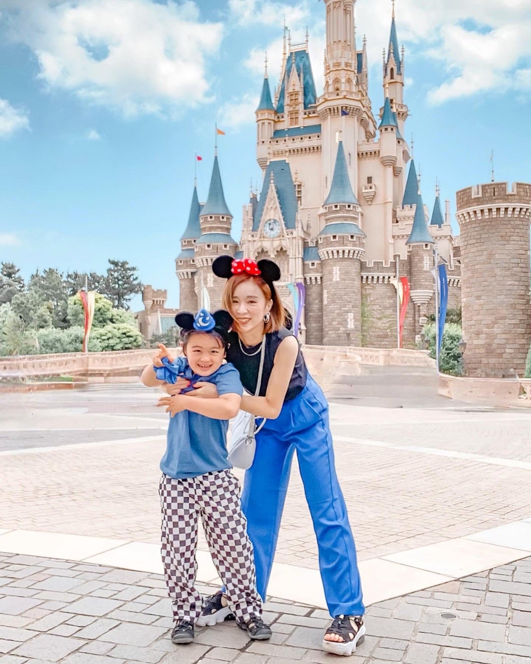 ❤︎❤︎❤︎, \40歳4兄妹ママ , ⁡, 初夏の家族dayコーデ👨🏽👩🏻👦🏻👦🏻👦🏻👶🏻🚘, ⁡,ユニクロの ラッフルスリーブT めっちゃ可愛いし使える♡, 1500円でこれは買いだわ, ⁡, ⁡, ⁡, オールインワン@amely__official × @911erika @midopei , ハット シャツ@rectangle_official , バック