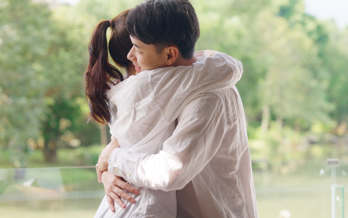 ハグして落ち着くと言われた！男性心理って？脈ありサインと彼へのアプローチ法