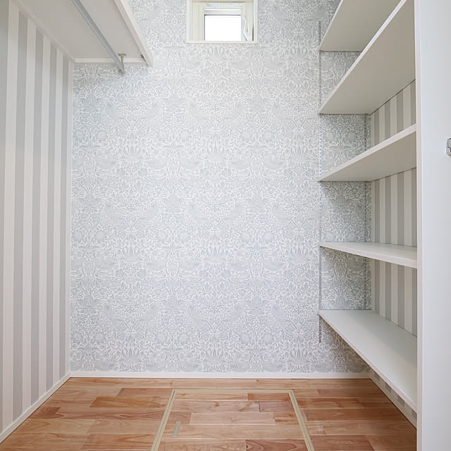 アクセントクロスが可愛いウォークインクローゼット