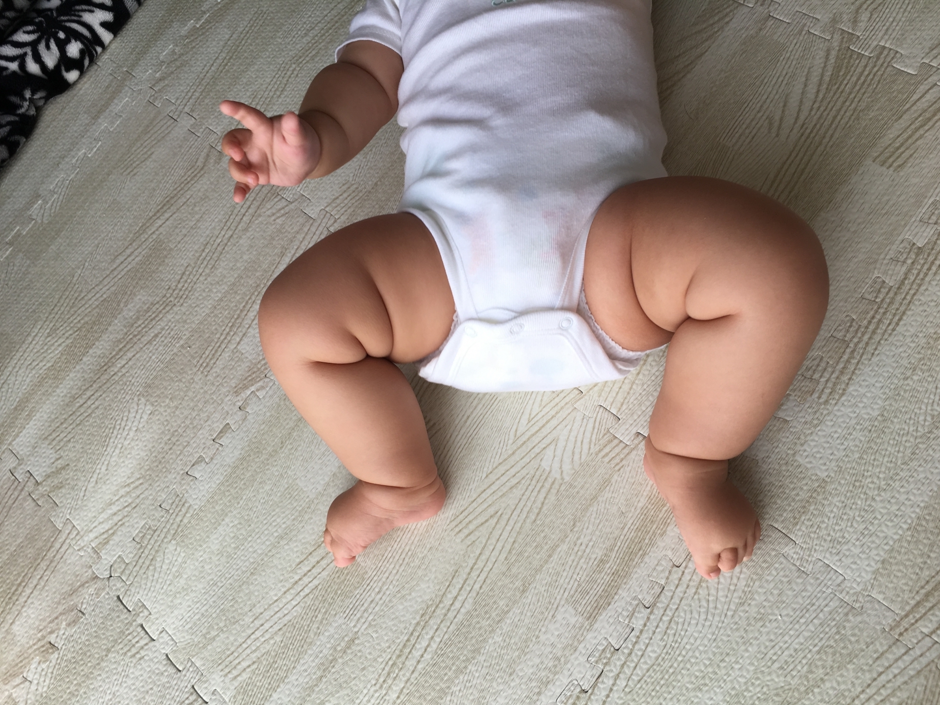 ボクが一番楽な姿勢はコレ！赤ちゃんが寝る時の首の角度や自然な姿勢とは赤ちゃんManabiya