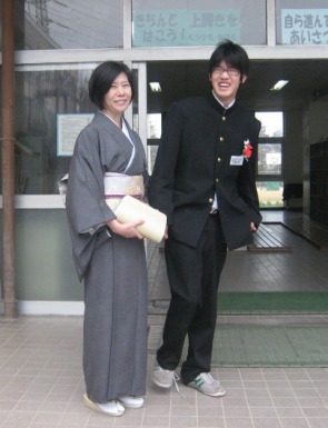 卒業式や卒入園式に母はどんな着物を着たらいい？店主・玲子の着物を振り返りながら聞いてみた - YouTube