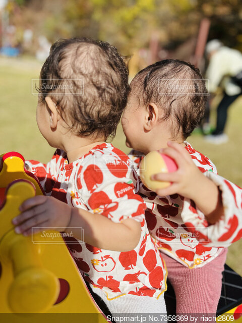 BabyGoose - ちょこんと座った後ろ姿もまた可愛いですね💛💛 ﻿ お気に入りを沢山詰めたお名前入りリュックをお揃いでもってお出かけしましょう🎒🎒 ﻿ ﻿ 一歳のお誕生日プレゼントや、 一升餅 に人気のNamingくまさんリュック﻿ ﻿ ﻿1歳誕生日babygooseベビー