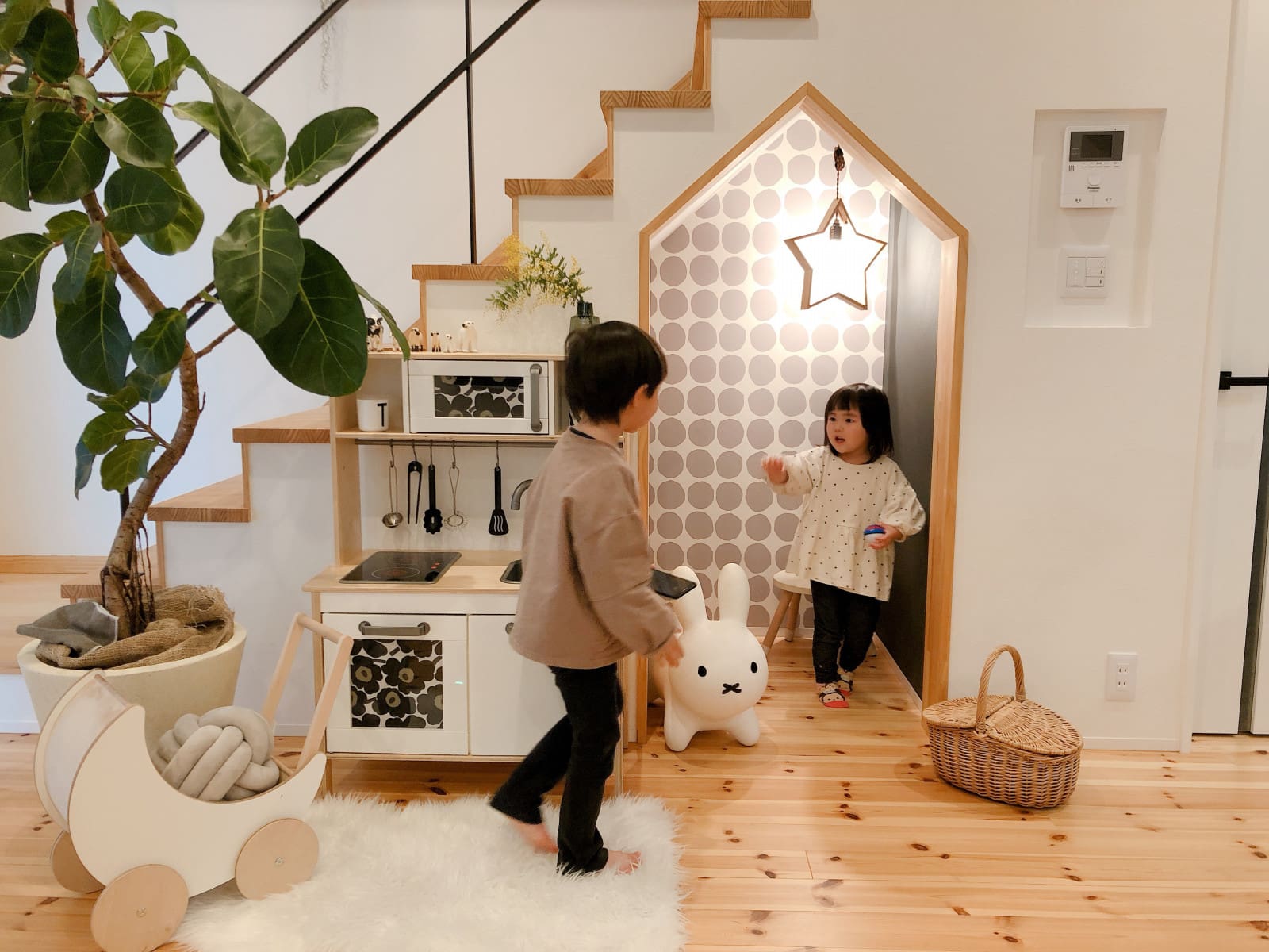 階段下に作るキッズスペースのアイデア🧸✨