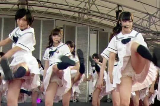 JKの風チラ動画 スカートめくれて慌てる姿が可愛い！！ | パンチラ109