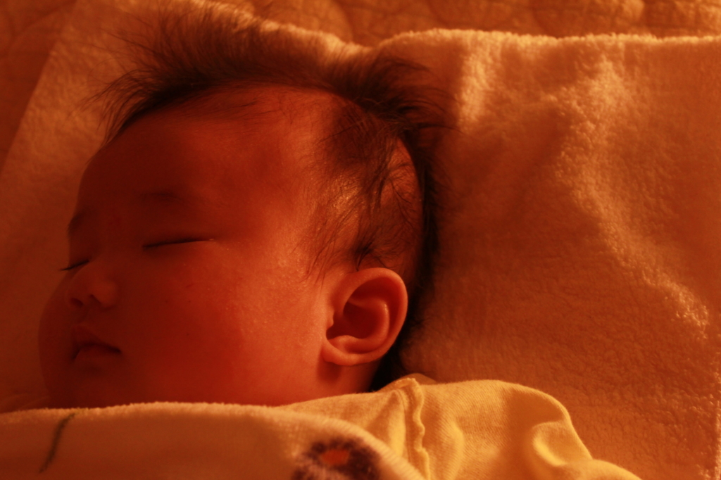 専門家が解説 赤ちゃんの寝相が激しい！どうしてこんなに動くの？ - 株式会社エバーセンス