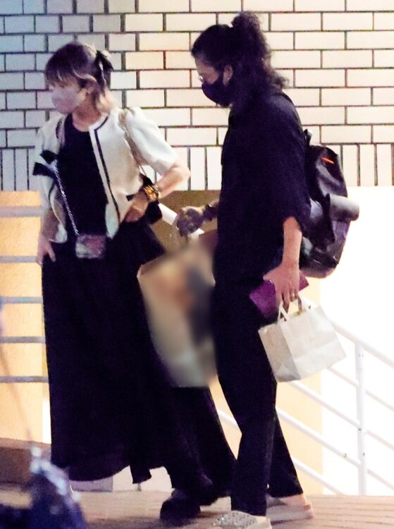 小栗旬ファミリーの集合ショットが話題「素敵な写真」「ほっこり」兄・小栗了が公開 - モデルプレス