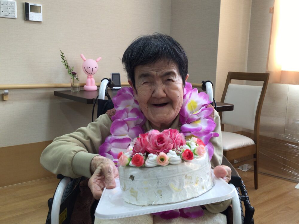 お祝い毎月、月ごとの入居者様の誕生日祝いをします！ 月末の日曜日に誕生日会として職員の手作り色紙をプレゼントしてお祝いさせて頂きます＾＾職員がその入居者様のことを考えて一生懸命作ってくれるのですが、入居者様に喜んでいただける瞬間が何よりの喜びです