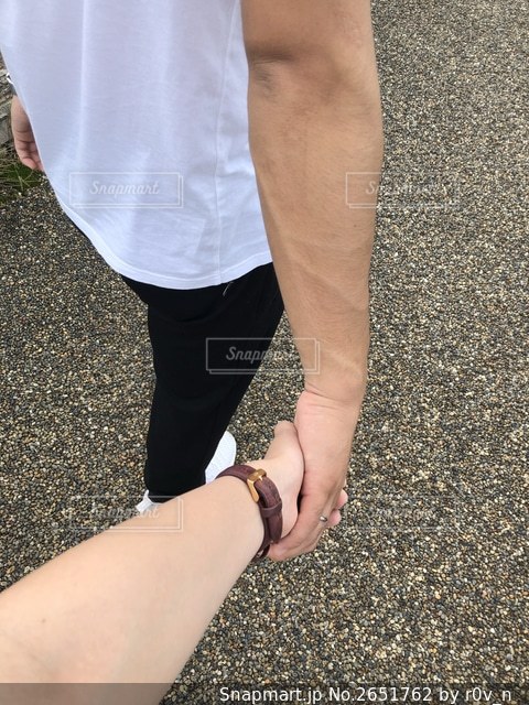 海辺で手をつなぐカップルの後ろ姿の写真素材FYI04764734ストックフォトの Qlean Market キュリンマーケット