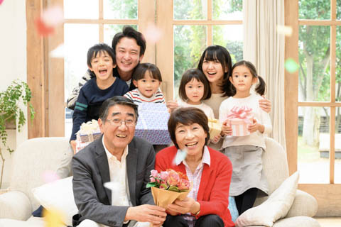 ファミリーフォトの衣装はどうする？服装選びのポイントやおしゃれに見えるリンクコーデを紹介前撮り写真＆結婚式のムービー撮影 PICNIKOピクニコ