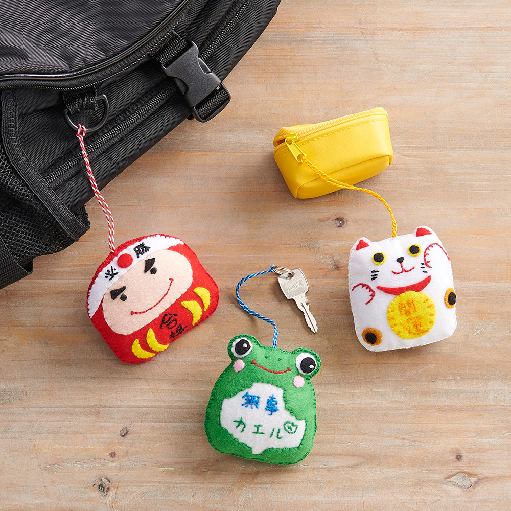 かわいいだるまちゃん フェルトお守り 手作りお守り 受験お守り 合格 必勝 - メルカリ