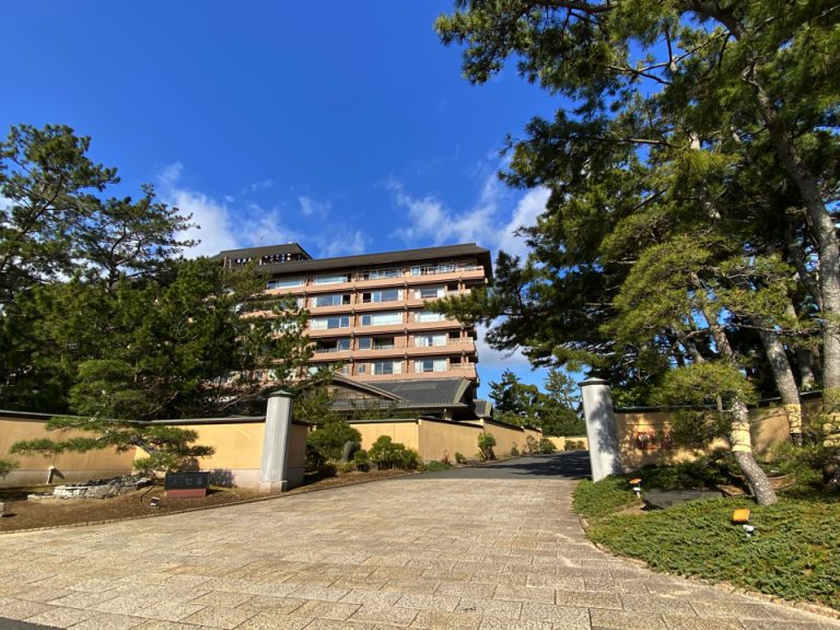 湯巡りで癒しのひとときを 別邸ラ・松廬にご宿泊のお客様は、隣接する鴨川館内の温泉施設もご利用いただけます。露天風呂や内湯、サウナなど様々な湯をのんびりと巡り、広々とした湯舟に身を委ねて、日頃の疲れをほどくお寛ぎ時間をお愉しみください。＊1 みぎわの湯「樽