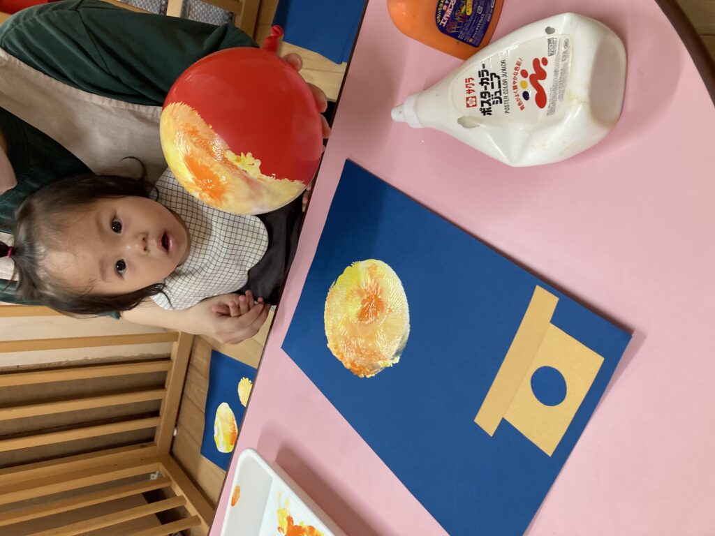 0歳児向け製作遊びアイデア！ねらいやアイデア動画も 保育・製作・室内遊び・0歳児・乳幼児保育士くらぶ