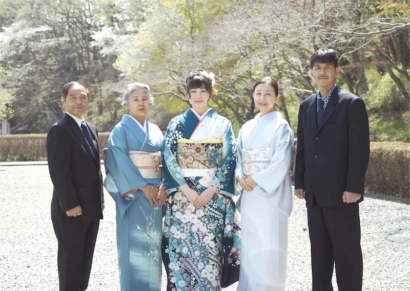 成人式の家族写真を撮ろう☆家族の服装はどうする？ポイントを解説振袖・着物の専門店もなみ