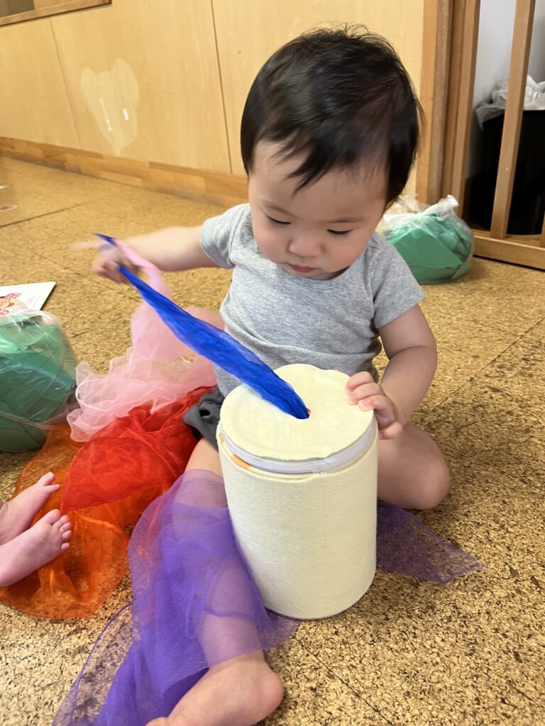 0歳児の室内遊びマニュアル。雨の日でもできる運動遊びや指先遊びを紹介！知育玩具・おもちゃのサブスク定額レンタル