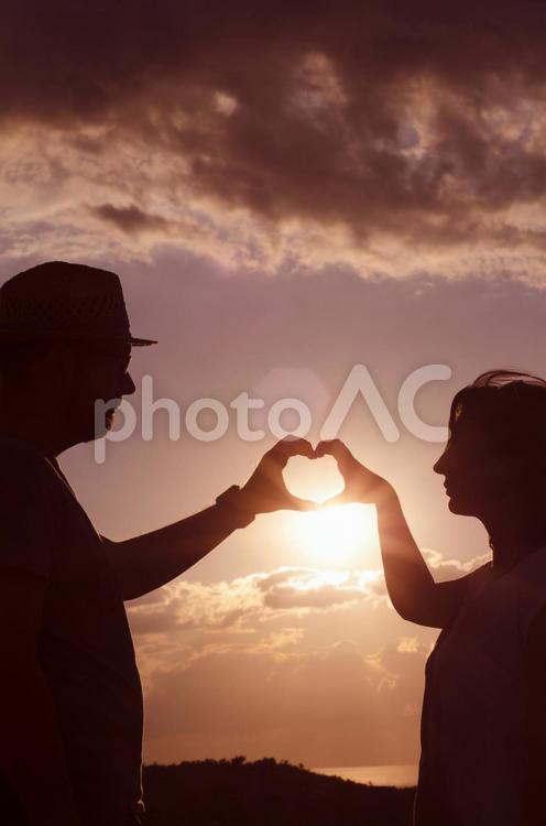 手でハートを作る若いカップル 10186002610 の写真・イラスト素材アマナイメージズ