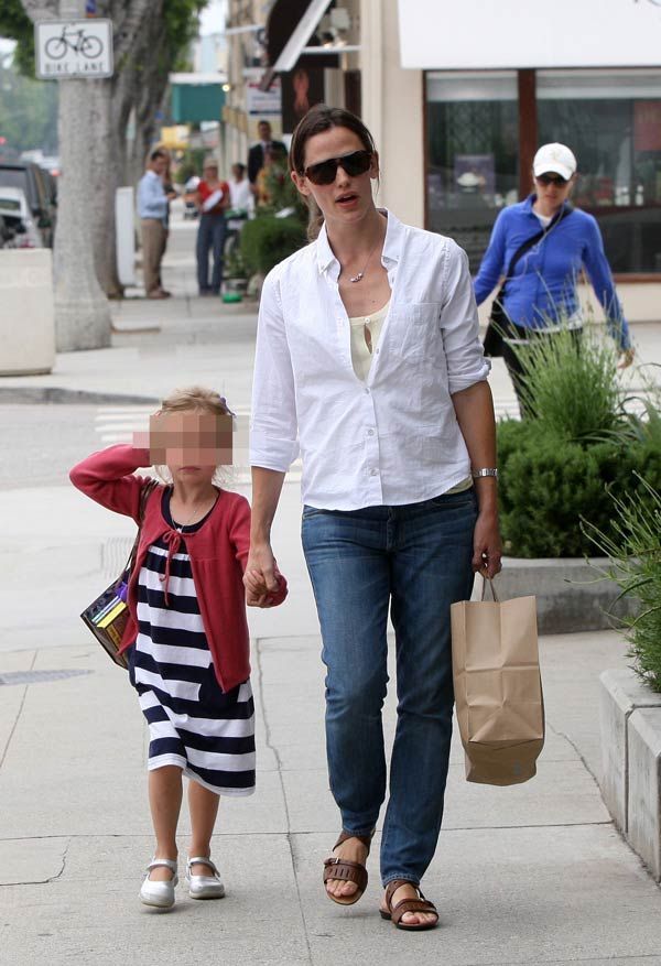 ジェニファー・ガーナーが子供達を連れてファーマーズマーケットへハリウッド直行便