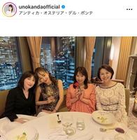 05年1月、ソフトバンク球団誕生イベントでファンに手を振る孫正義オーナー 右 と王貞治監督 - スポニチ Sponichi Annex 野球