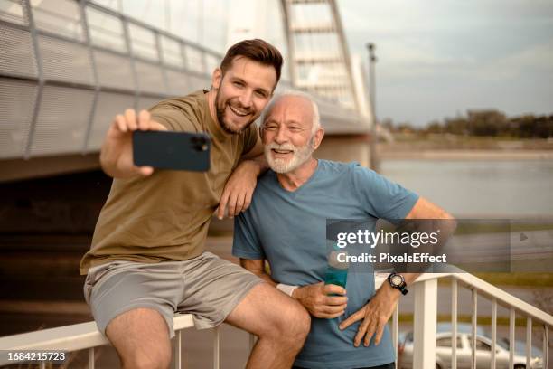 シニア男性 おじいちゃん スマホのイラスト素材FYI05051784ストックフォトの Qlean Market キュリンマーケット