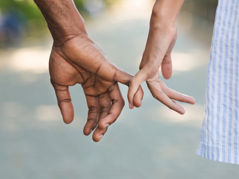 彼氏と手を繋ぎたい！手を繋ぐ男性心理や、女性から手を繋ぐタイミングをご紹介Domani