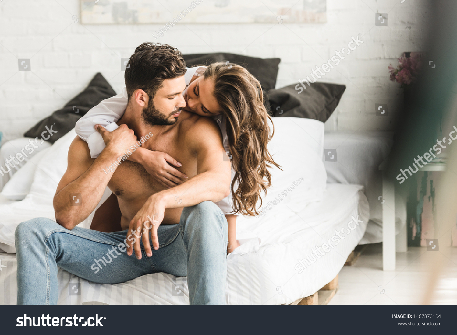 バックハグしながらゲームプレイ - CLIP STUDIO ASSETS