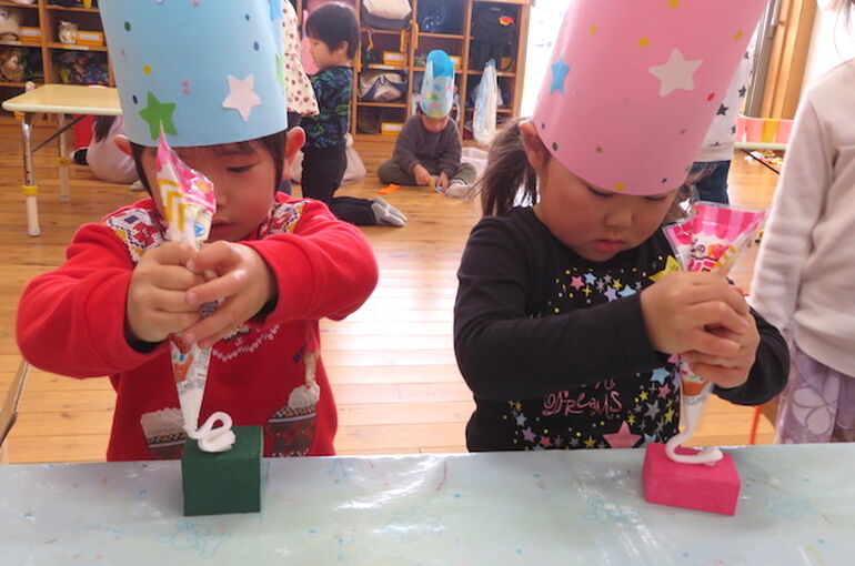 かぶって遊べて楽しい！牛乳パック2枚で作れる帽子の作り方！本格ごっこ遊びでおうち時間がめっちゃ充実♪