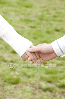 手を重ねるカップルの手元 07800014646 の写真・イラスト素材アマナイメージズ