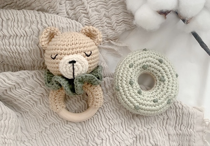 かぎ針で編む ベビーのためのファーストトイ
