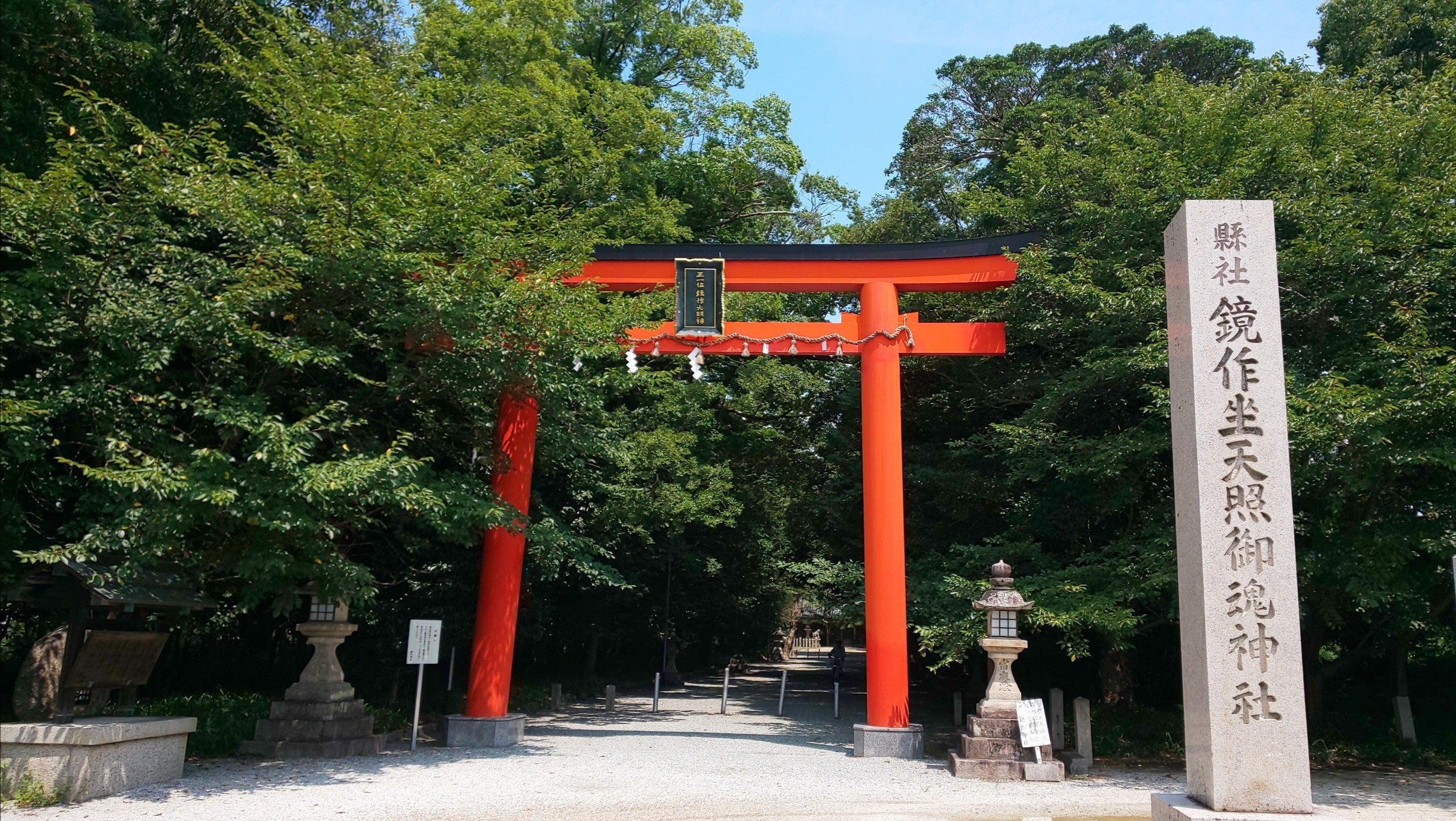 鏡作坐天照御魂神社 - 鏡作坐若宮神社 当神社の若宮様は、白蛇としてお祀りされ、社殿には白蛇の装飾がされております。巳年の令和7年は、若宮様にもフォーカスし、若宮神社の御朱印やおみくじをお受けいただけます。 十数年前、若宮社殿の塗り替え工事が終わった数日後