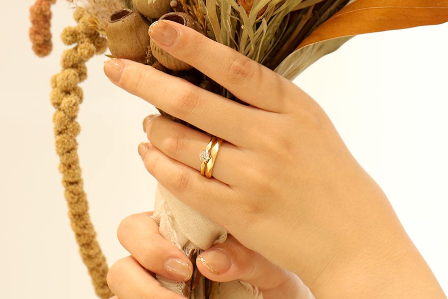 結婚式を挙げる際、婚約指輪はつけても良いの？ – 手作り結婚指輪・婚約指輪の鎌倉彫金工房